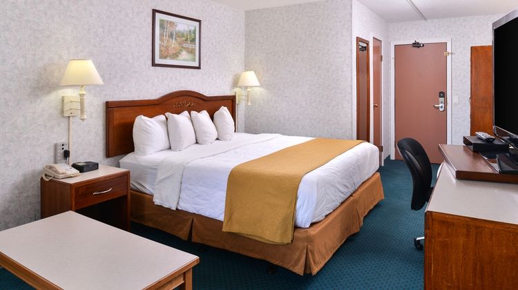 Canadas Best Value Inn & Suites Room