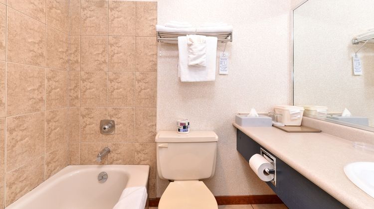 Canadas Best Value Inn & Suites Room