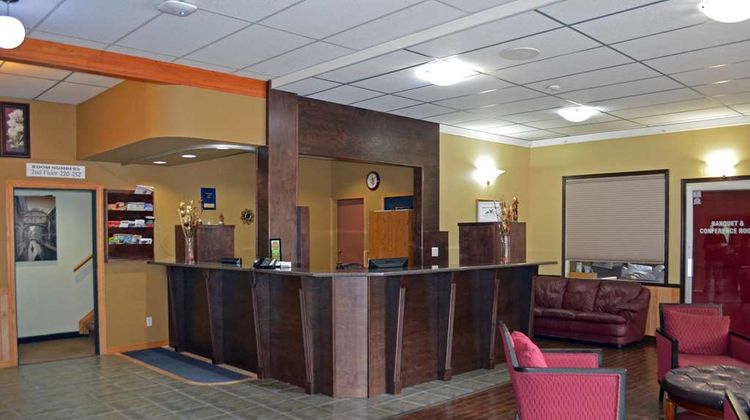 Canadas Best Value Inn & Suites Lobby