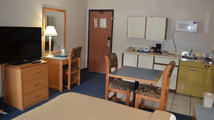 Canadas Best Value Inn & Suites Room