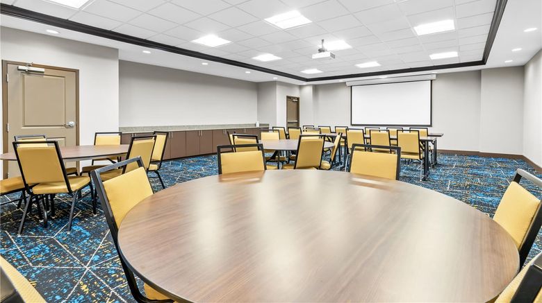 <b>Hampton Inn & Suites Claremore Meeting</b>. Images powered by <a href="https://iceportal.shijigroup.com/" title="IcePortal" target="_blank">IcePortal</a>.