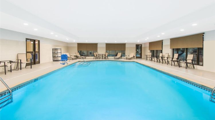 Wingate by Wyndham Niagara Falls Pool