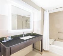 Wingate by Wyndham Niagara Falls Room