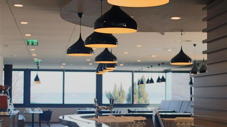 <b>Lake Geneva Hotel Restaurant</b>. Images powered by <a href="https://iceportal.shijigroup.com/" title="IcePortal" target="_blank">IcePortal</a>.