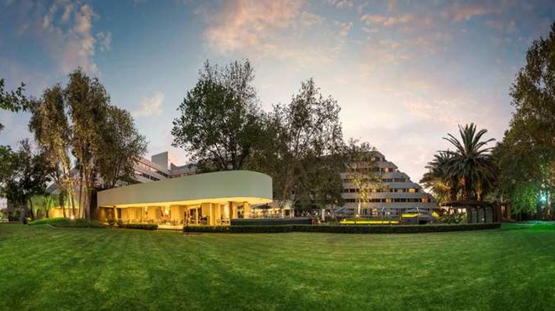 <b>The Maslow Sandton Exterior</b>. Images powered by <a href="https://iceportal.shijigroup.com/" title="IcePortal" target="_blank">IcePortal</a>.