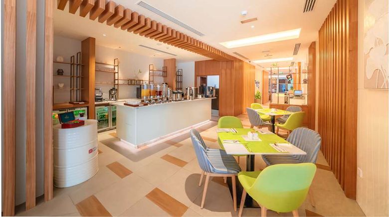 <b>Hilton Garden Inn Dubai Jumeirah Restaurant</b>. Images powered by <a href="https://iceportal.shijigroup.com/" title="IcePortal" target="_blank">IcePortal</a>.