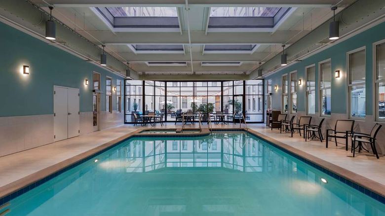 <b>Hilton Richmond Downtown Pool</b>. Images powered by <a href="https://iceportal.shijigroup.com/" title="IcePortal" target="_blank">IcePortal</a>.