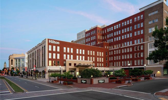 Hilton Richmond Downtown Exterior