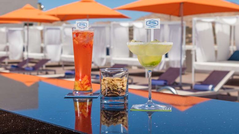 <b>Hampton Inn & Suites Los Cabos Pool</b>. Images powered by <a href="https://iceportal.shijigroup.com/" title="IcePortal" target="_blank">IcePortal</a>.