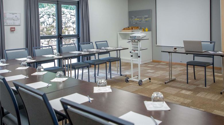 <b>Ibis Hotel Brignoles Meeting</b>. Images powered by <a href="https://iceportal.shijigroup.com/" title="IcePortal" target="_blank">IcePortal</a>.