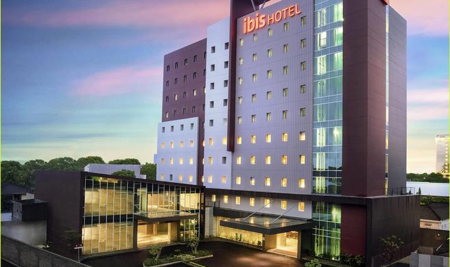 Ibis Makassar City Center Exterior