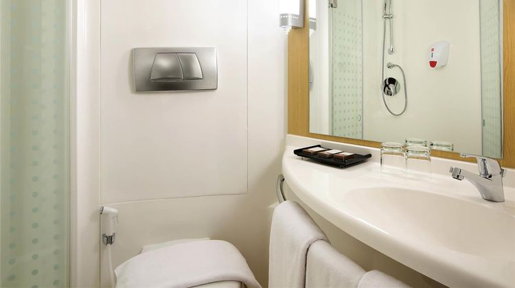 Ibis Bandung Pasteur Room