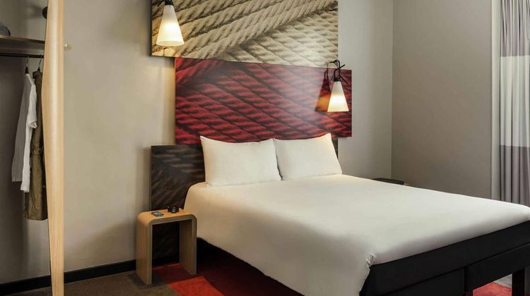 Ibis Paris Avenue de la Republique Room