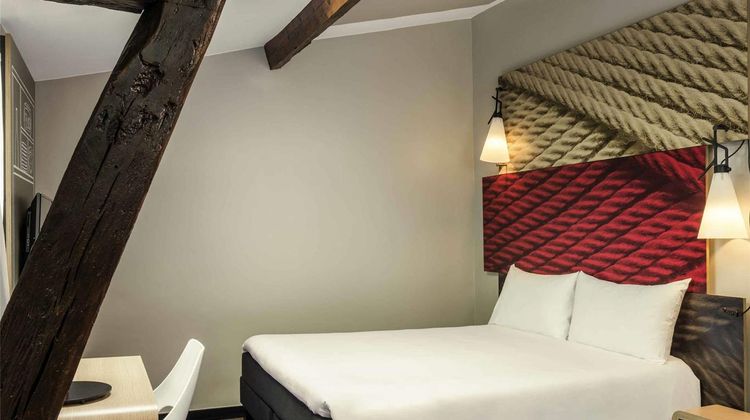 Ibis Paris Avenue de la Republique Room