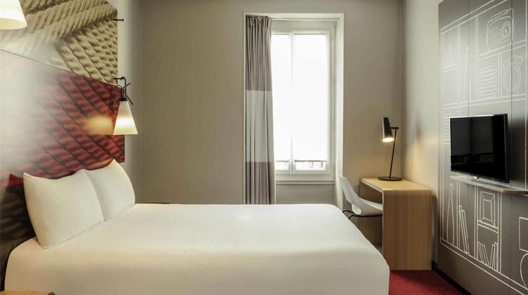 Ibis Paris Avenue de la Republique Room