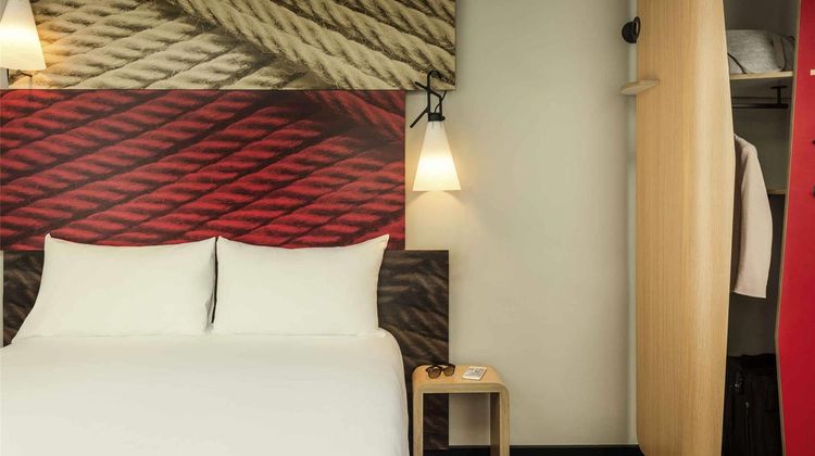 Ibis Paris Avenue de la Republique Room