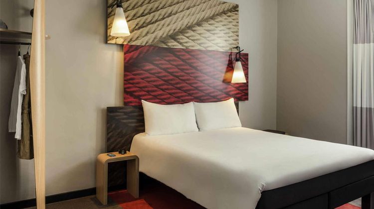 Ibis Paris Avenue de la Republique Room