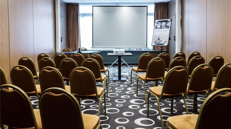 <b>Mercure Dinan Poret Le Jerzual Meeting</b>. Images powered by <a href="https://iceportal.shijigroup.com/" title="IcePortal" target="_blank">IcePortal</a>.