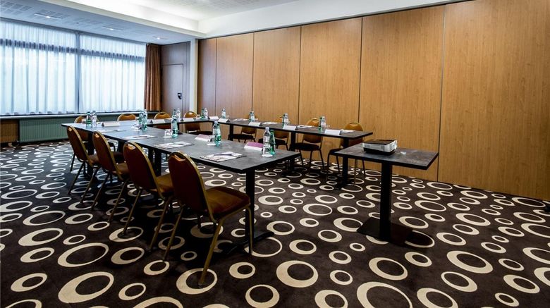 <b>Mercure Dinan Poret Le Jerzual Meeting</b>. Images powered by <a href="https://iceportal.shijigroup.com/" title="IcePortal" target="_blank">IcePortal</a>.