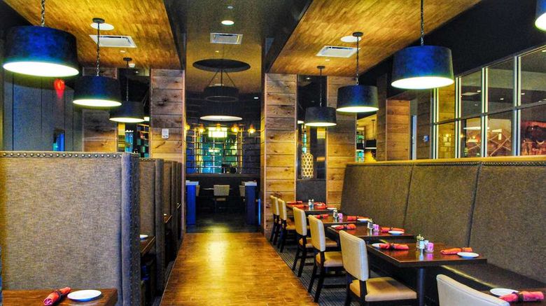 <b>DoubleTree by Hilton Reading Restaurant</b>. Images powered by <a href="https://iceportal.shijigroup.com/" title="IcePortal" target="_blank">IcePortal</a>.