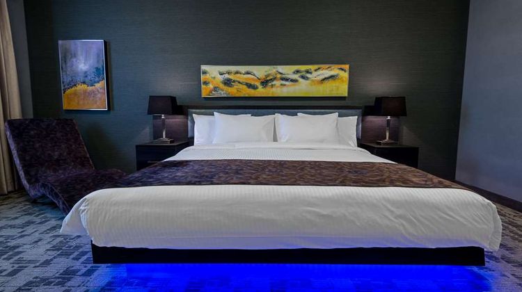 Applause Hotel by Clique Calgary Airport Room