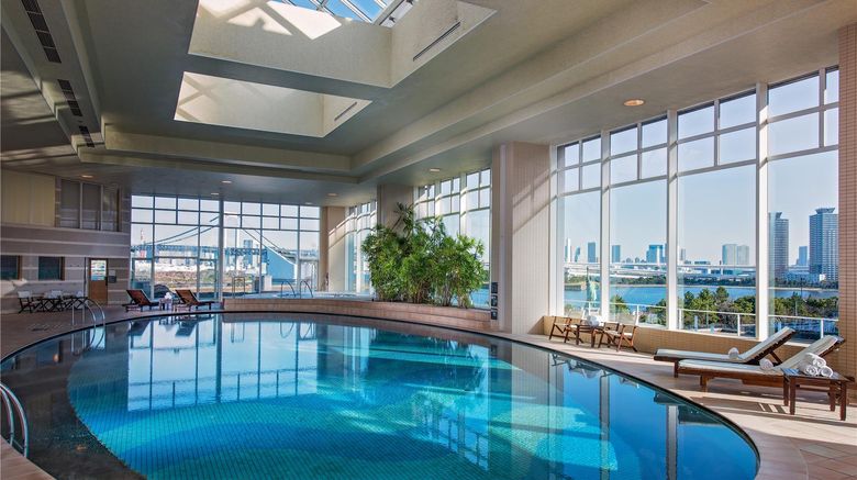<b>Hilton Tokyo Odaiba Pool</b>. Images powered by <a href="https://iceportal.shijigroup.com/" title="IcePortal" target="_blank">IcePortal</a>.
