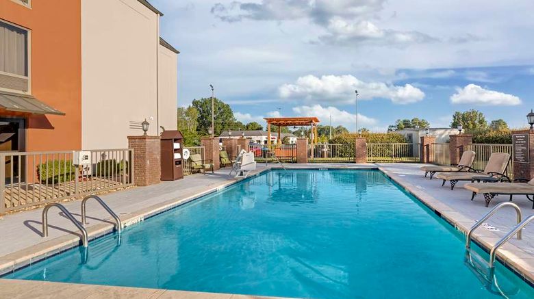 <b>Best Western New Albany Pool</b>. Images powered by <a href="https://iceportal.shijigroup.com/" title="IcePortal" target="_blank">IcePortal</a>.