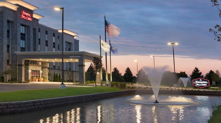 Hampton Inn & Suites Kenosha Exterior