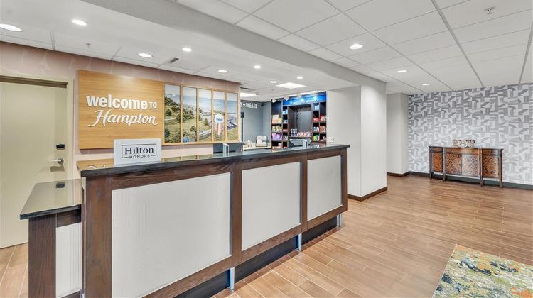 Hampton Inn & Suites Kenosha Lobby