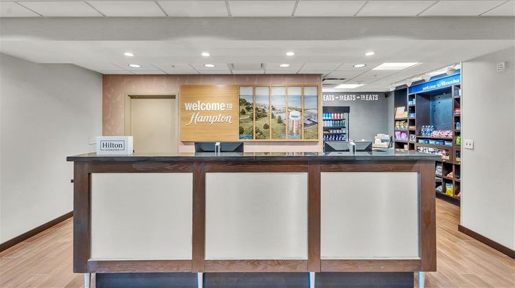 Hampton Inn & Suites Kenosha Lobby
