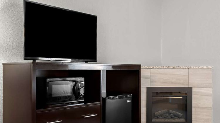 Best Western Plus Airport Inn & Suites Room