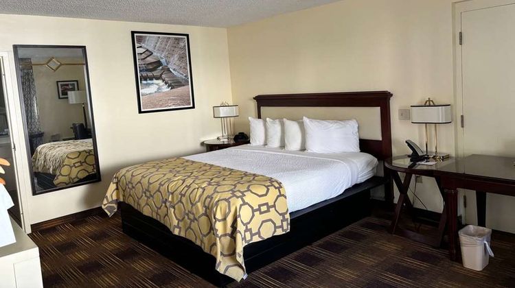 Baymont Inn & Suites Johnson City Room