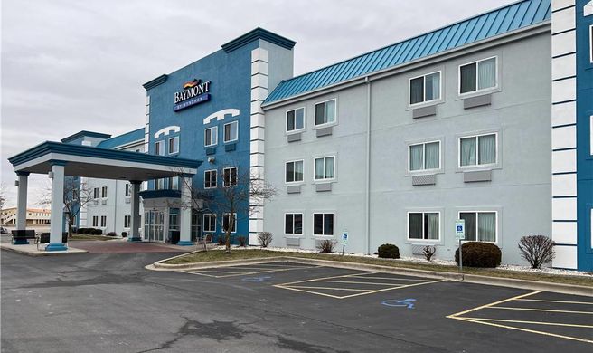Baymont Inn & Suites Litchfield Exterior