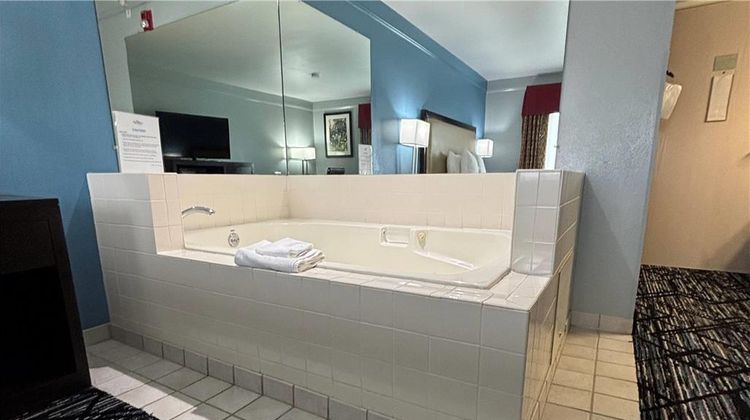 Baymont Inn & Suites Litchfield Suite