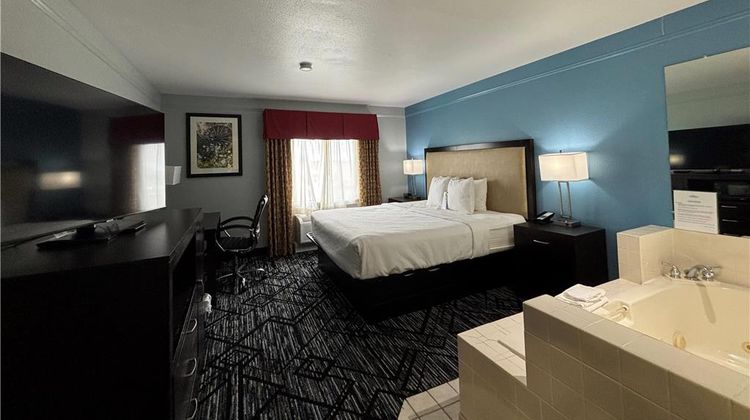 Baymont Inn & Suites Litchfield Suite