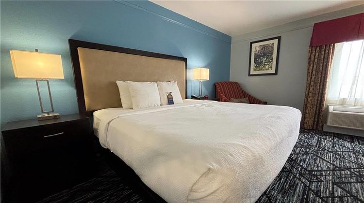 Baymont Inn & Suites Litchfield Room
