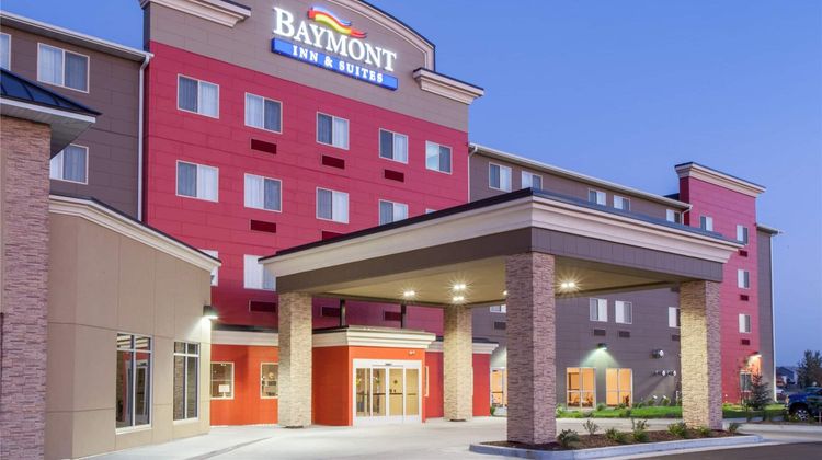 Baymont Inn & Suites Grand Forks Exterior