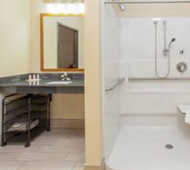 Baymont Inn & Suites Grand Forks Room