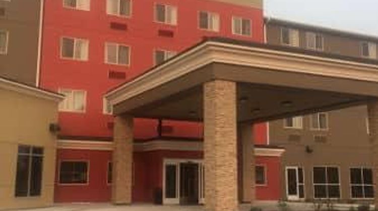 Baymont Inn & Suites Grand Forks Exterior