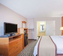 Baymont Inn & Suites Madison Heights Room