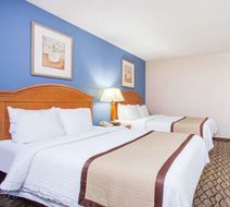 Baymont Inn & Suites Madison Heights Room