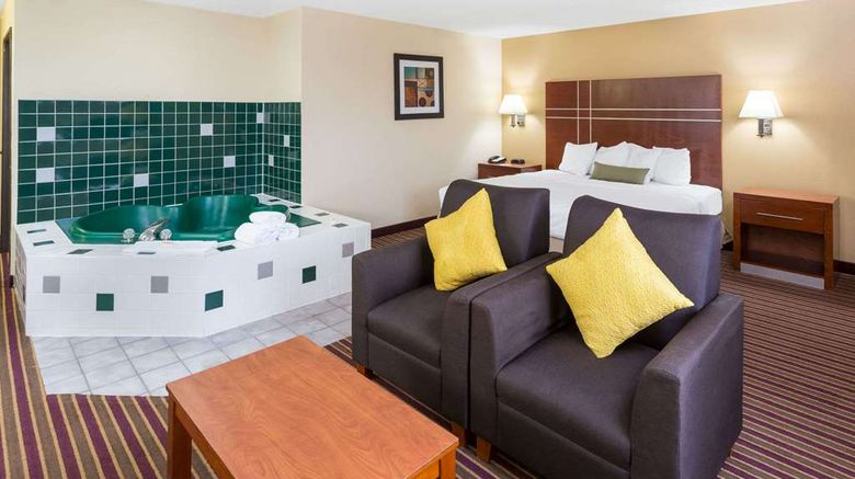 <b>Baymont Inn & Suites Bowling Green Room</b>. Images powered by <a href="https://iceportal.shijigroup.com/" title="IcePortal" target="_blank">IcePortal</a>.