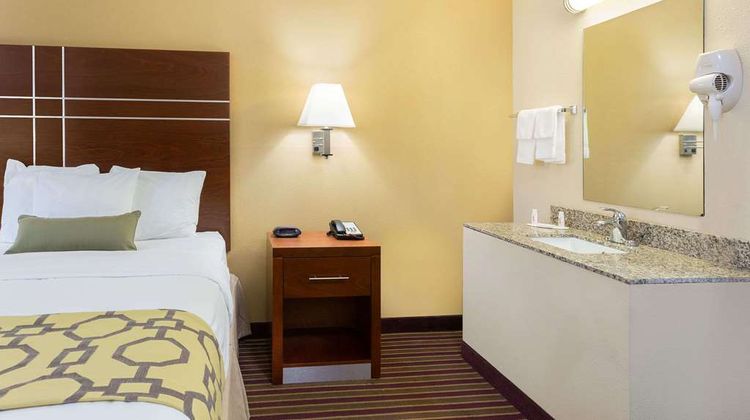 Baymont Inn & Suites Bowling Green Room