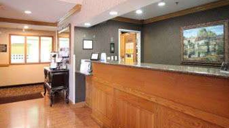 Baymont Inn & Suites Gurnee Lobby