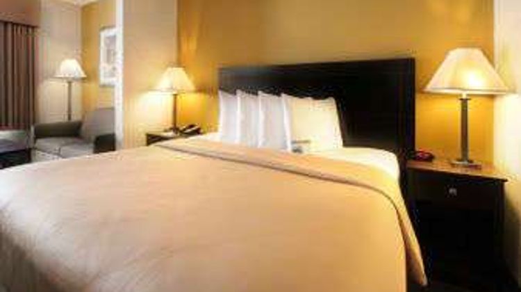 Baymont Inn & Suites Gurnee Suite