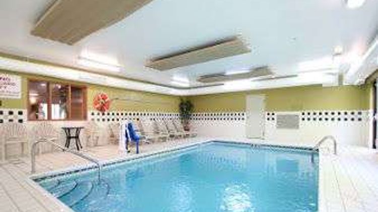 Baymont Inn & Suites Gurnee Pool