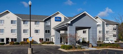 Baymont Inn & Suites Gurnee Exterior