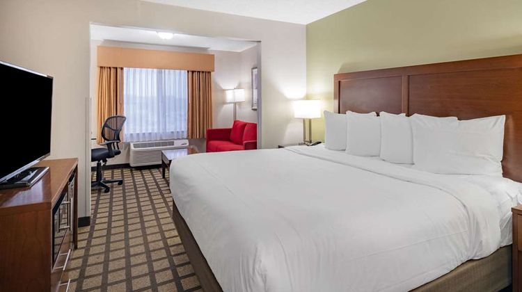Baymont Inn & Suites Gurnee Suite