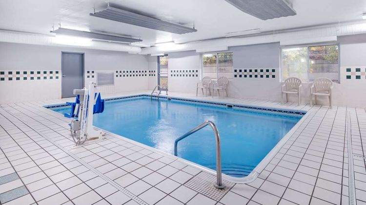 Baymont Inn & Suites Gurnee Pool