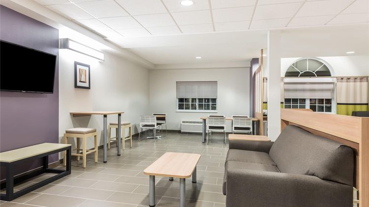 Microtel Inn & Suites Beaver Falls Lobby